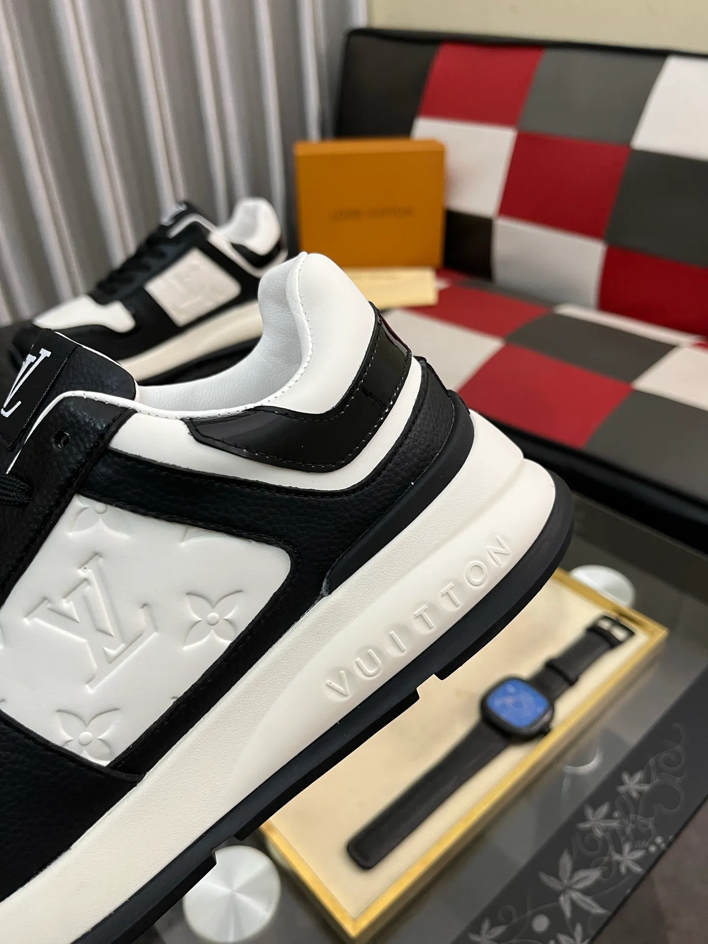 Men's shoes💰438⌚️⌚️《Louis vuitton/LV Louis Vuitton》original quality.~ Unique modern style sneakers. 🏃A must-have casual shoe for trendy men😍😍 Original brand imported from Italy, imported original leather, cowhide lining (refuses to discolor and grind feet) Sole: Original sole provided by the original factory, French lazy style design ⚠️Fit to the feet Original quality code number: 38-443️⃣Colors available